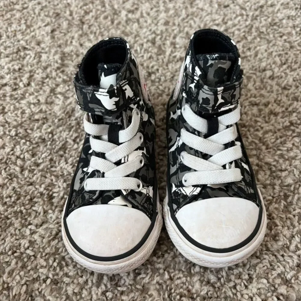 Size 6 / Toddler Boy Converse Sneakers